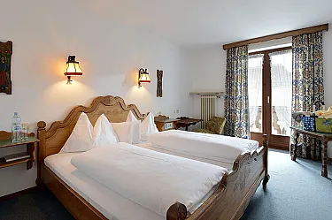 alpenappartementeuropastjohannalpenallee18brigittebadiorschlafzimmer2zimmerapp.jpg